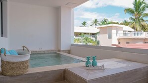 Ein Balkon mit Pool, einem gewebten Korb und Dekorationselementen.