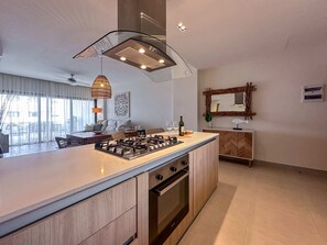 Een koelkast, een magnetron, een oven, een kookplaat