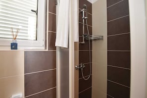 Suihku, hiustenkuivaaja, pyyhkeet