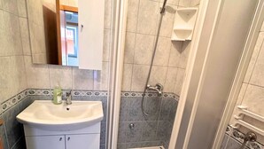 Dusche, Haartrockner, Handtücher