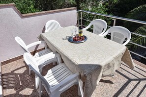 Outdoor dining - Apartment on ground floor with two bedrooms (Novalja)