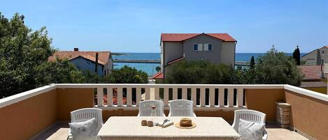 屋外ダイニングエリア