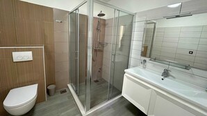 Ducha, secador de pelo y toallas