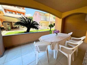Outdoor dining - Apartment on ground floor with two bedrooms (Novalja)