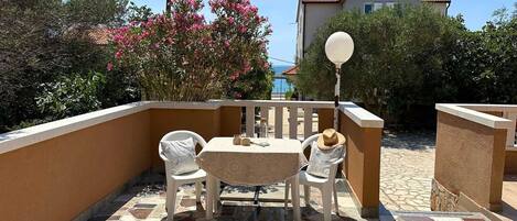 屋外ダイニングエリア