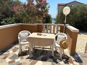 Outdoor dining - Apartment with one bedroom (Novalja)