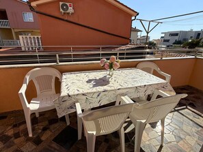 Outdoor dining - Apartment with one bedroom (Novalja)