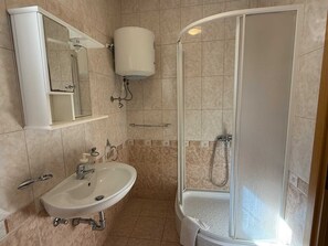 Een douche, een haardroger, handdoeken