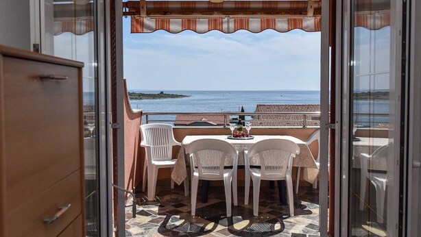 Outdoor dining - Apartment with sea view (Novalja)