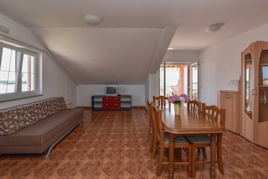 TV - Apartment with sea and city view (Novalja)