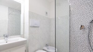 Appartamento Basic | Bagno | Doccia, asciugamani