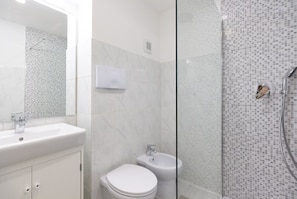 Basic Apartment | Bathroom