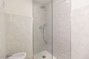 Basic-Apartment | Badezimmer | Dusche, Handtücher