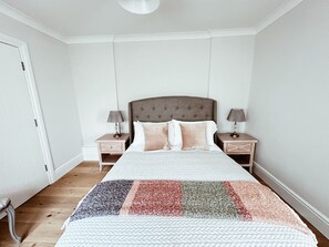 ラグジュアリー アパートメント 2 ベッドルーム | 2 室のベッドルーム、客室ごとに異なる装飾、客室ごとに異なるインテリア、デスク