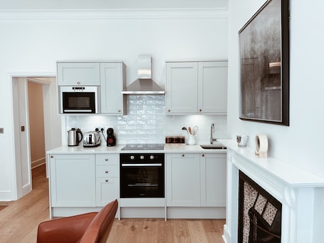 Refrigerador con freezer, microondas, horno, placa de cocina