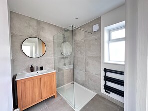 Luxury-Apartment, 2 Schlafzimmer | Badezimmer | Dusche, Regendusche, Designer-Toilettenartikel, Haartrockner