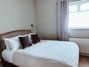 Luxury Apartment, 2 Bedrooms | 2 bedrooms, individually decorated, individually furnished, desk - Pontcanna Sapphire-Cardiff City Centre (Cardiff)