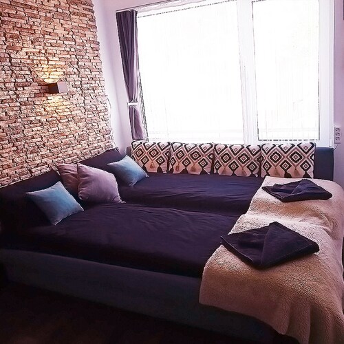 10 minutes walk to North Park, 5 minutes to Beli Dunav metro station. 
