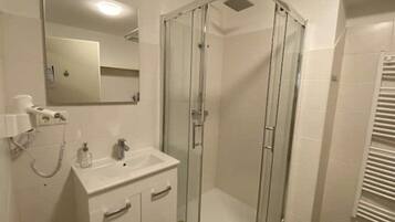 Ducha, secador de pelo, toallas, jabón