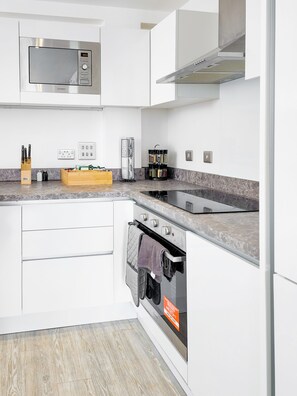 Apartamento | Cocina privada | Frigorífico, microondas, horno y placa de cocina