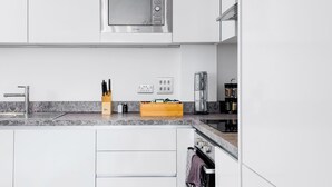 Apartment | Private kitchen | Fridge, microwave, oven, stovetop - Impeccable 2-bed Apartment in Salford (Salford)