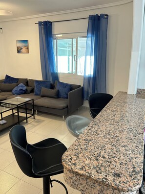 Smart TV, books - 3 bed, 2 bath villa, large private pool, 10 mins walk from beach and amenities (Los Alcázares)