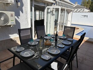Outdoor dining - 3 bed, 2 bath villa, large private heated pool, 10 mins walk from beach etc (Los Alcázares)