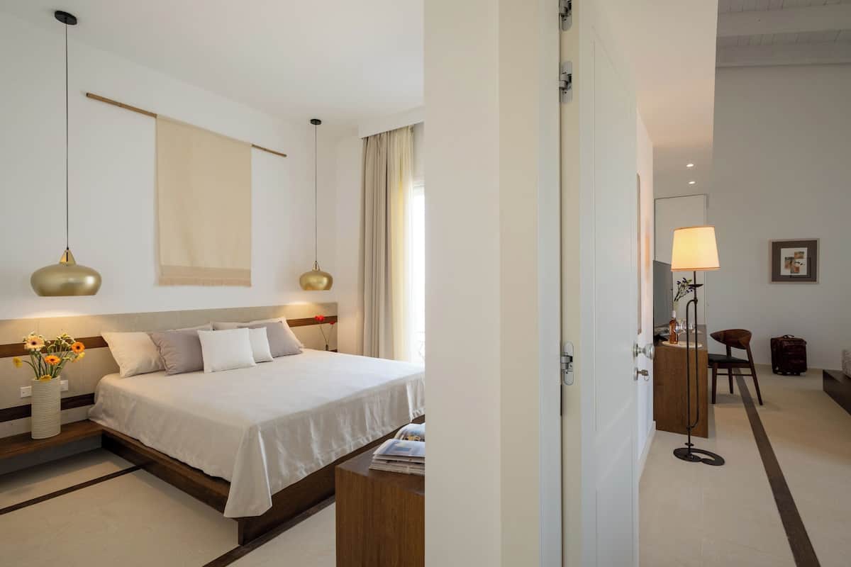 Superior kamer | 1 slaapkamer, luxe beddengoed, bedden met traagschuimmatras, een minibar