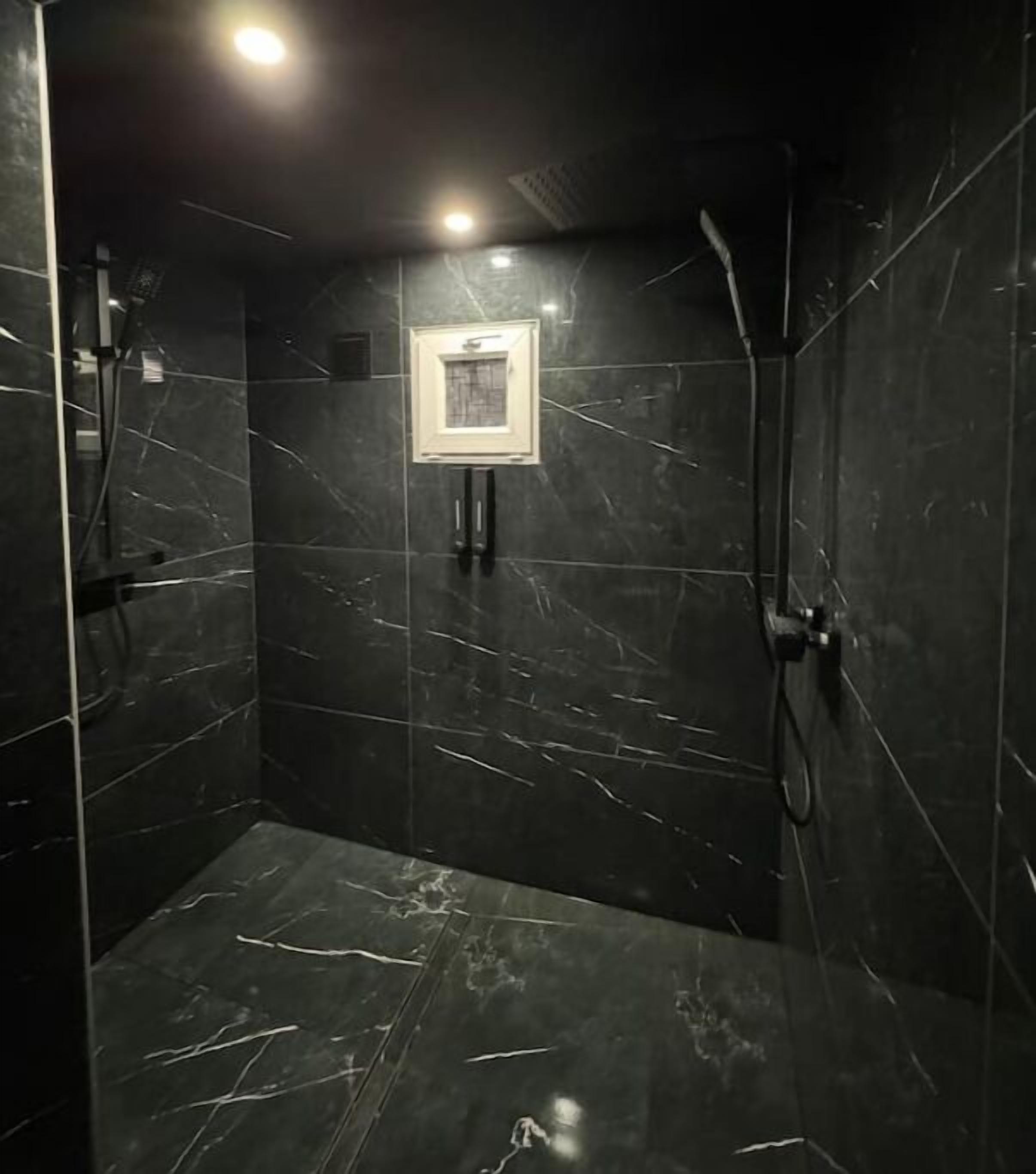 Hårføner, håndklær, såpe og sjampo