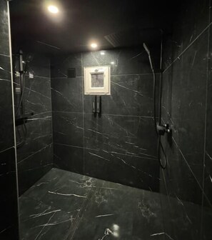 Secador de pelo, toallas, jabón, shampoo