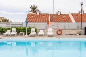 Una piscina al aire libre