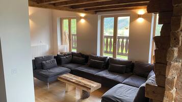 Een televisie en een open haard