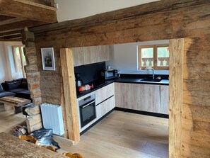 Kjøleskap, mikrobølgeovn, ovn og kokeplater