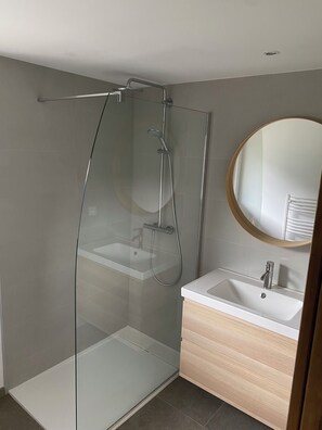 Regadera, secadora de cabello, papel de baño 