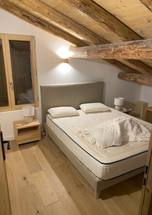 6 bedrooms, iron/ironing board, free WiFi