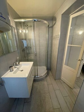 Secador de cabelo, toalhas de banho, sabonete, papel higiênico