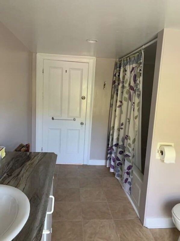 Douche, séchoir à cheveux, serviettes fournies, shampooing