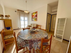 Apartamento, 1 quarto, sacada, vista para a cidade | Sala de jantar