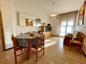 Apartment, 1 Bedroom, Balcony, City View | Dining room