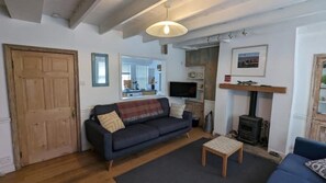 Smart TV, fireplace, books - Historic Gd 2 listed harbourside cottage with amazing sea views. (Staithes)