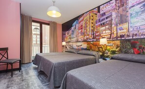 Eenvoudige driepersoonskamer | Een kluis op de kamer, geluiddichte muren, gratis wifi