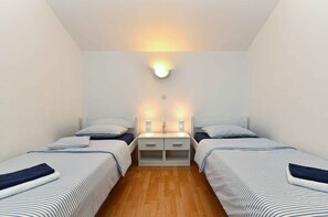 2 bedrooms, iron/ironing board, Internet