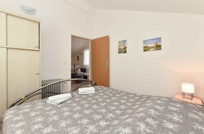 2 bedrooms, iron/ironing board, internet