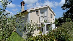 A two-story house with a balcony, surrounded by greenery. - Holiday apartment with parking space and with air conditioning (Medulin)