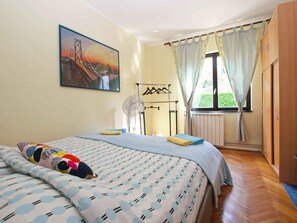 2 bedrooms, iron/ironing board, WiFi