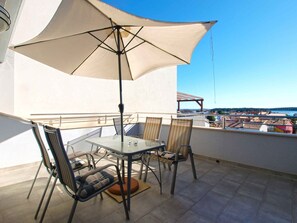 Outdoor dining - Holiday apartment with air conditioning (Medulin)