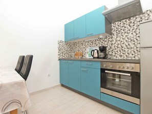 冷蔵庫、オーブン、コンロ、調理器具と食器