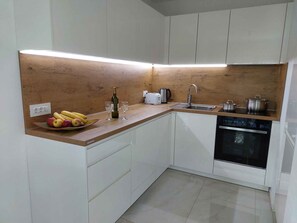 Fridge, microwave, oven, coffee/tea maker - Holiday apartment with parking (Vinkuran)