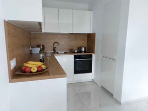 Fridge, microwave, oven, coffee/tea maker