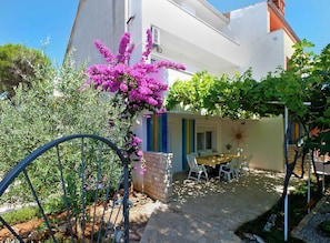 Outdoor dining - Holiday apartment with parking (Vinkuran)